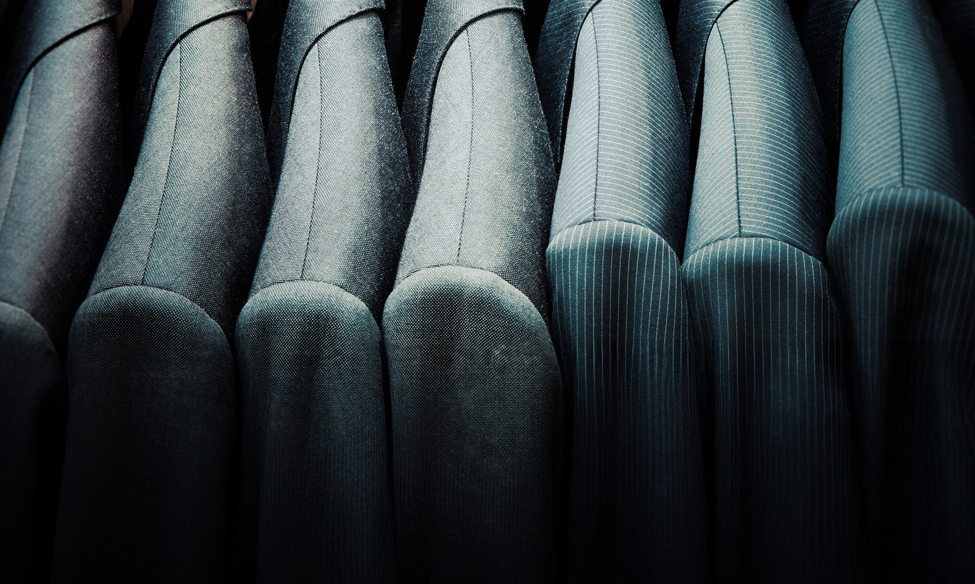 Dynamity referenz Breuninger, im Hintergrund sind graue Sakkos zusehen